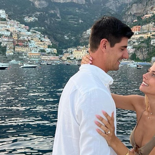 Courtois sceglie la verticale di Positano come sfondo per la sua dichiarazione d'amore a Mishel / FOTO 