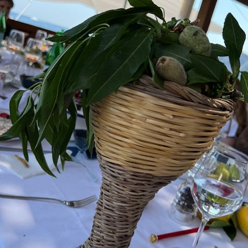David e Victoria Beckham in Costa d'Amalfi a bordo dello yacht "Seven": tuffi a Positano e pranzo a Nerano