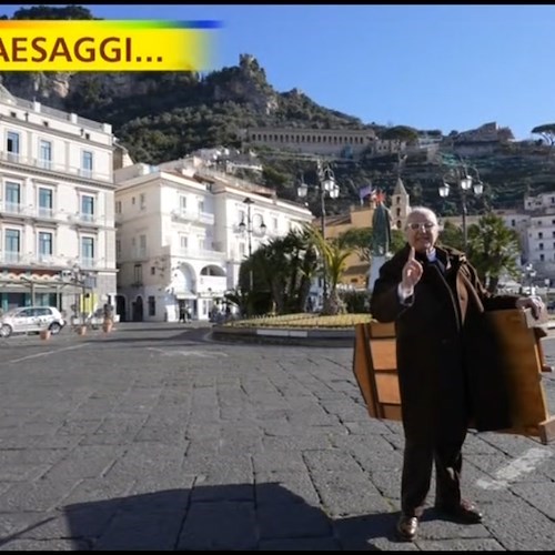 Davide Rampello di Striscia ad Amalfi per la carta a mano amalfitana