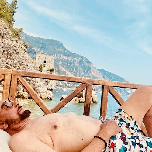 Dopo "Mare, Sole e Cultura" Kabir Bedi se la gode a Positano: sole e relax per l'interprete di Sandokan 