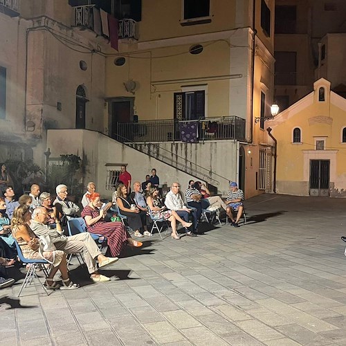 Enrica Bonaccorti inaugura "Amalfi d’Autore" con il suo romanzo di mondi interiori inesplorati /FOTO