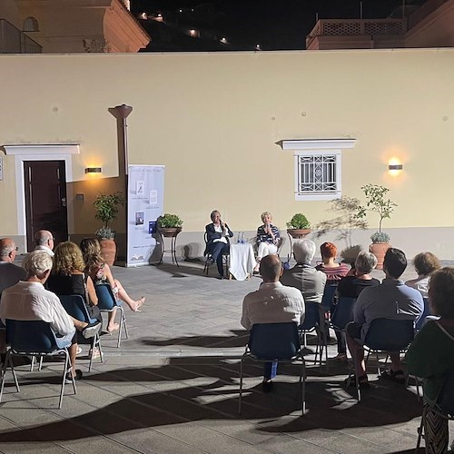 Enrica Bonaccorti inaugura "Amalfi d’Autore" con il suo romanzo di mondi interiori inesplorati /FOTO