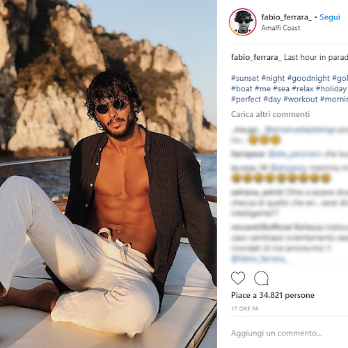 Fabio Ferrara in Costa d'Amalfi, relax in barca per il tronista di "Uomini & Donne" 