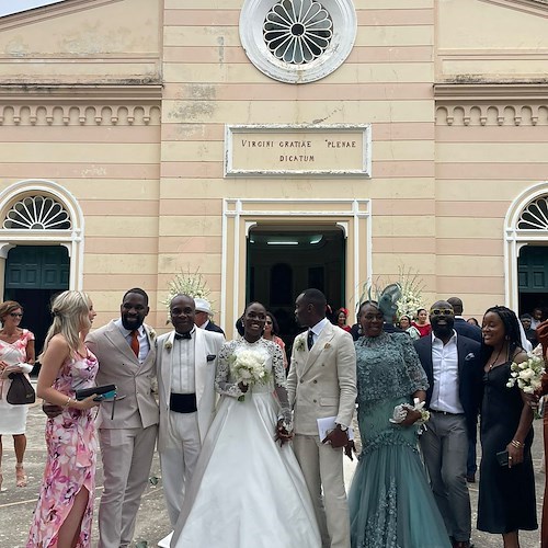 Festa a Montepertuso per Paul & Uju, l'amore trionfa a Positano /foto