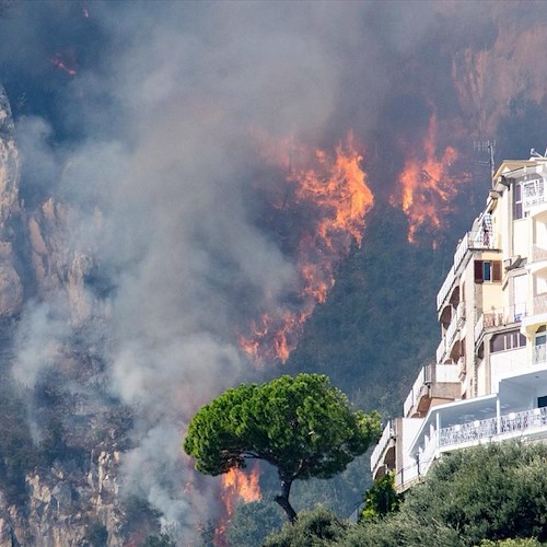 Fiamme sulle zone montuose di Amalfi, abitazione evacuata a Pogerola [FOTO] 
