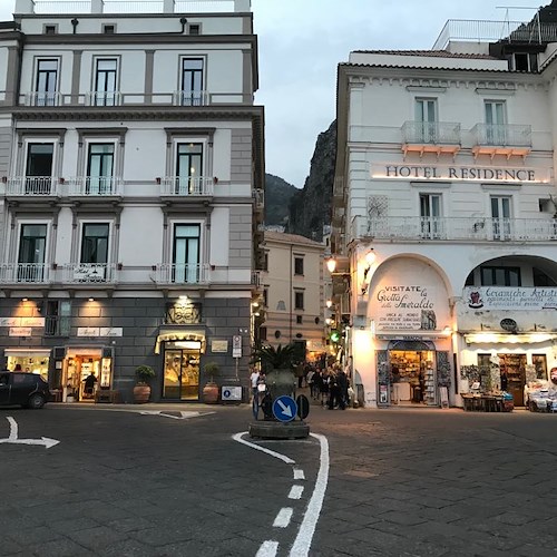Gelataio preso a sprangate in piazza ad Amalfi: altro che follia, sono le solite Fake News del "giornalettismo da strapazzo"