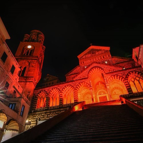 Giornata contro la violenza sulle donne, stasera il Duomo di Amalfi si veste di rosso