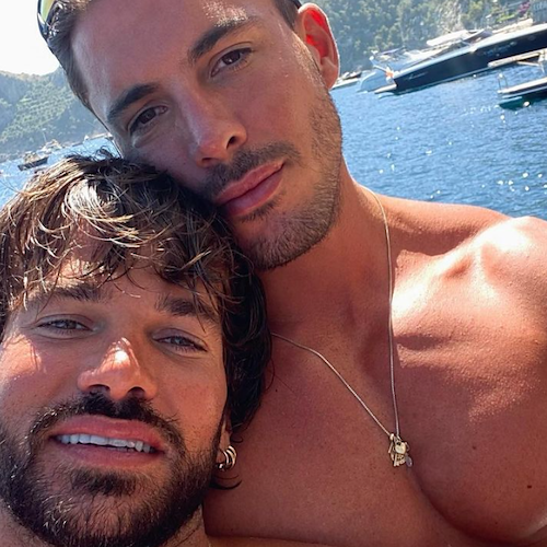 Gita in barca in Costa d'Amalfi per Claudio Sona, primo tronista gay di "Uomini e Donne"