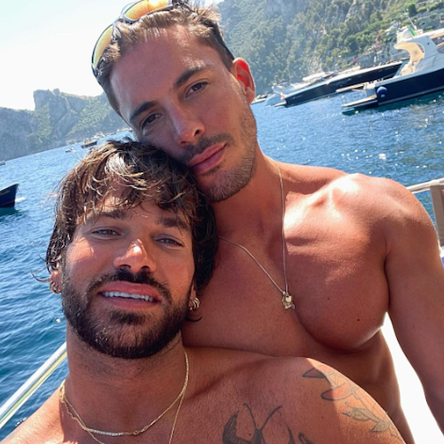 Gita in barca in Costa d'Amalfi per Claudio Sona, primo tronista gay di "Uomini e Donne"