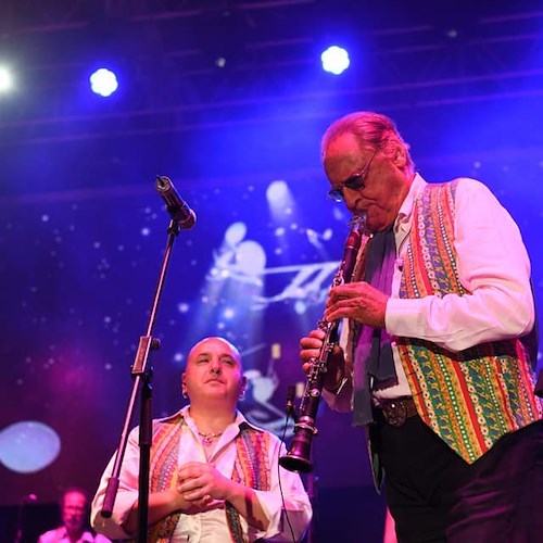 Gli 85 anni di Renzo Arbore, Amalfi celebra il grande artista e ricorda il concerto del 2020 