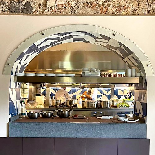 Guida Michelin 2022, Costa d’Amalfi e Penisola Sorrentina fanno incetta di stelle: new entry “Li Galli” a Positano e il ristorante di Cannavacciuolo