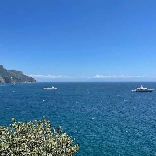 I superyacht “Intrepid” e “Infinity” danzano nella rada di Marmorata: lo spettacolo è unico /FOTO e VIDEO