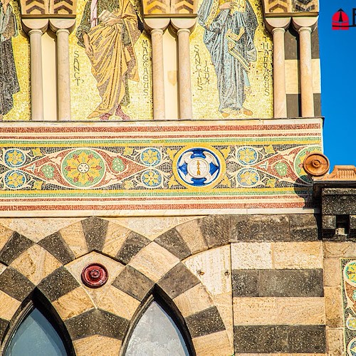 Il cornicione del timpano restaurato del Duomo di Amalfi è nero e crea continuità cromatica col resto della facciata /FOTO