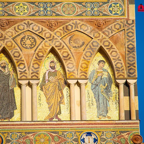 Il cornicione del timpano restaurato del Duomo di Amalfi è nero e crea continuità cromatica col resto della facciata /FOTO