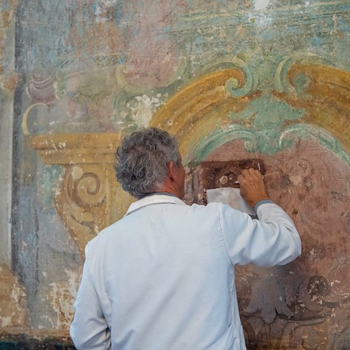 Il Covid non ferma l'arte: a Vietri sul Mare il maestro Forcellino restaura gli affreschi dell'aula consiliare