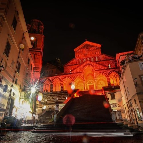 Il duomo di Amalfi si illumina di rosso per dire no alla violenza di genere