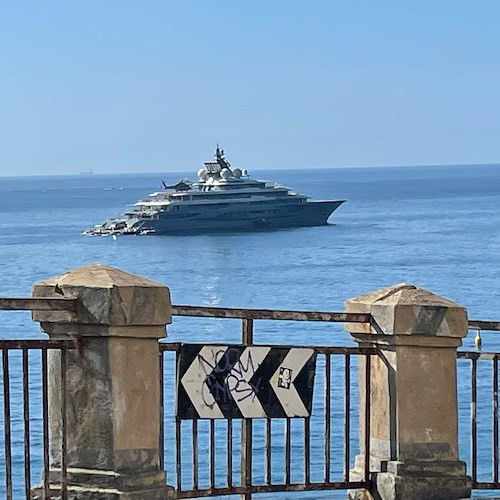 Il Flying fox incanta la Costiera Amalfitana con la sua maestosa bellezza. Avvistato ad Atrani, ci sarà anche Bezos?