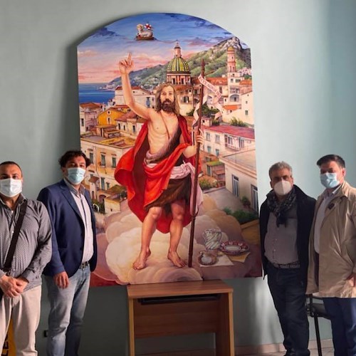 Il maestro Francesco Raimondi consegna a Vietri sul Mare il quadro di San Giovanni Battista, domenica la presentazione