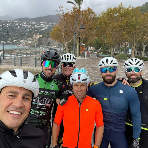 Il maltempo non ferma Fabio Cannavaro: per l'ex capitano azzurro giro in bici da Napoli alla Costiera Amalfitana