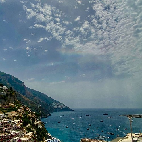 Il piccolo arcobaleno “orizzontale” catturato nel cielo di Positano da Fabio Fusco /foto