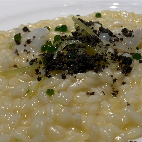 Il risotto con limone candito e colatura di alici di Alessandro Tormolino del “Sensi” di Amalfi