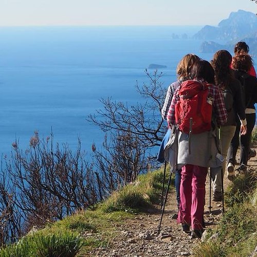 Il Sentiero degli Dei tra i “cinque trekking vista mare da fare in Italia” secondo il Touring Club Italiano