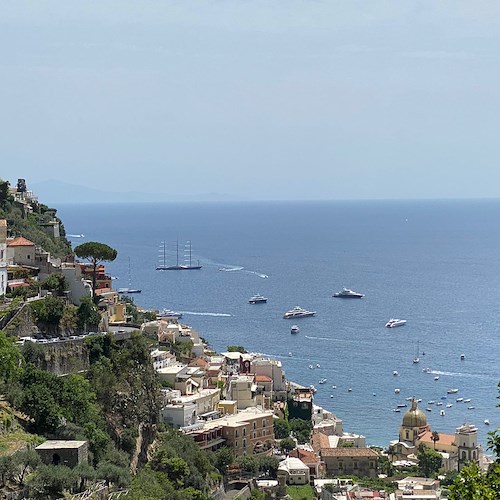 Il superyacht a vela "Maltese Falcon" a Positano: l’aveva fatto costruire il magnate americano Tom Perkins 