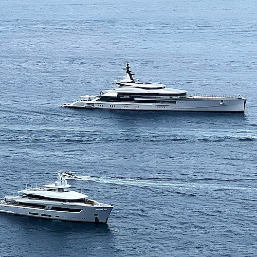 In Costa d'Amalfi arriva "Bravo Eugenia", lo spettacolare yacht che il miliardario Jerry Jones ha dedicato a sua moglie
