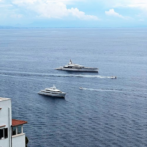 In Costa d'Amalfi arriva "Bravo Eugenia", lo spettacolare yacht che il miliardario Jerry Jones ha dedicato a sua moglie