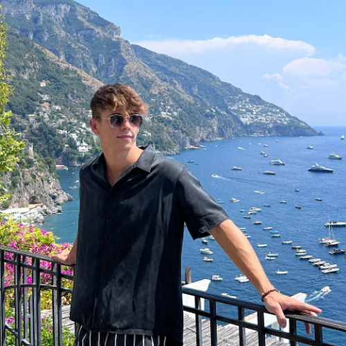 In Costa d'Amalfi c'è Arthur Leclerc, il fratello minore di Charles si rilassa a Positano 