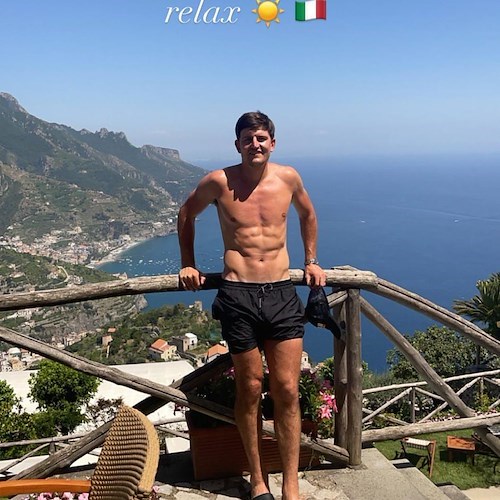 In Costa d'Amalfi c'è Harry Maguire: dopo gita in barca a Positano il difensore inglese si allena con i bimbi di Scala 