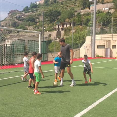 In Costa d'Amalfi c'è Harry Maguire: dopo gita in barca a Positano il difensore inglese si allena con i bimbi di Scala 