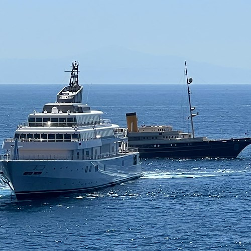 In Costa d'Amalfi c'è Rising Sun, yacht del produttore David Geffen. Alle sue spalle la nave "Nero"