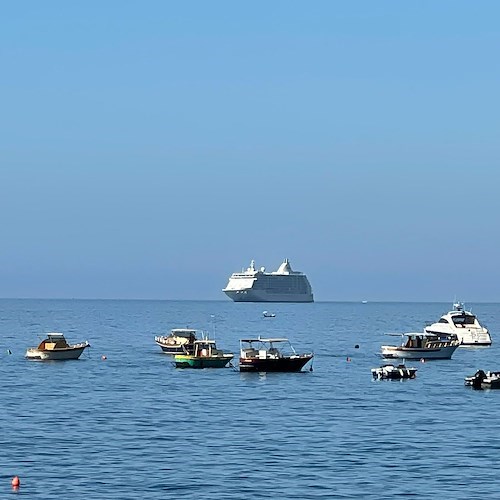 In Costa d'Amalfi ecco la lussuosa Seven Seas Voyager. Nel 2013 fu teatro di una morte sospetta