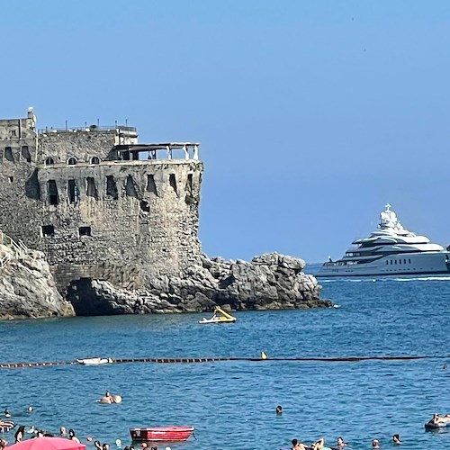 In Costa d'Amalfi ecco "Madsummer", yacht di lusso da 95 metri con elicottero / FOTO 