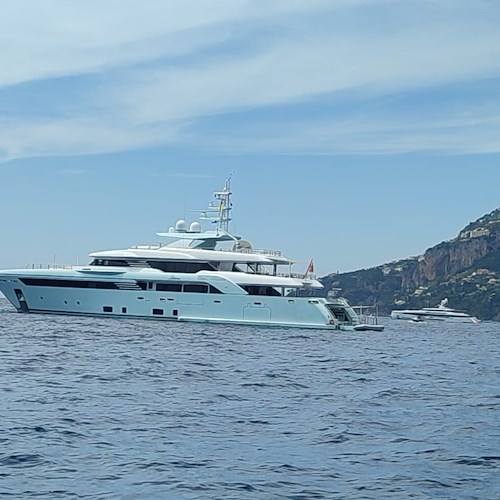 In Costa d'Amalfi il mega yacht Latona: 50 metri di comfort ed eleganza