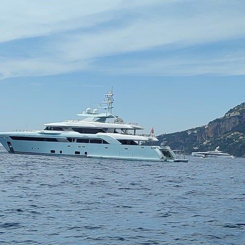 In Costa d'Amalfi il mega yacht Latona: 50 metri di comfort ed eleganza
