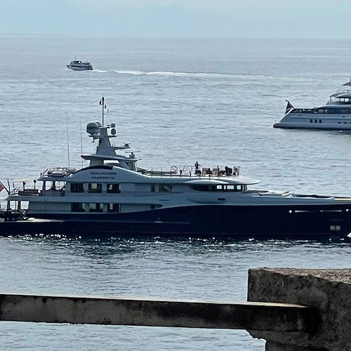 In Costa d'Amalfi il superyacht Gene Machine con la sua nave appoggio Gene Chaser / FOTO 
