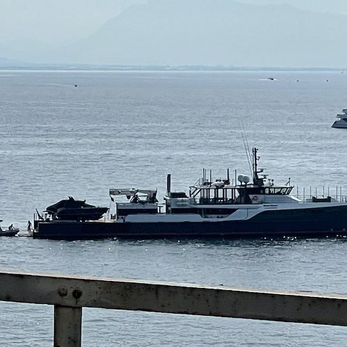 In Costa d'Amalfi il superyacht Gene Machine con la sua nave appoggio Gene Chaser / FOTO 