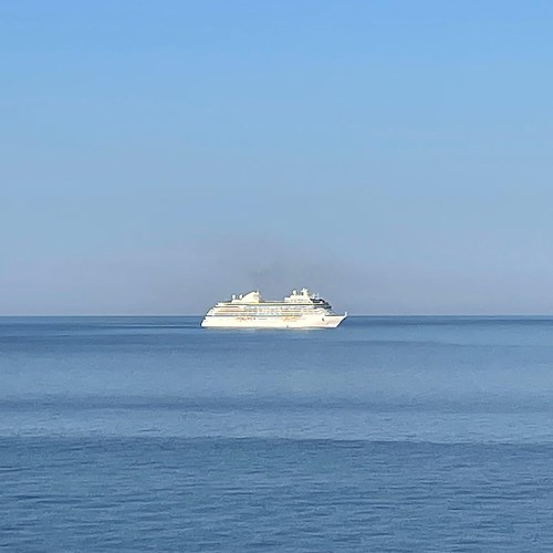In Costa d'Amalfi torna la Seven Seas Explorer, una delle navi da crociera più lussuose al mondo