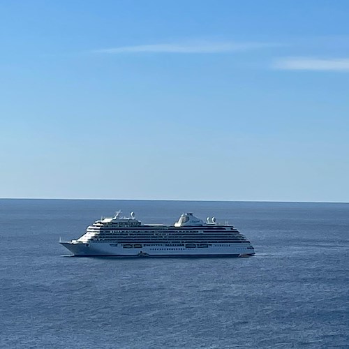In Costiera Amalfitana arriva "Seven Seas Splendor", una delle navi da crociera più lussuose al mondo 
