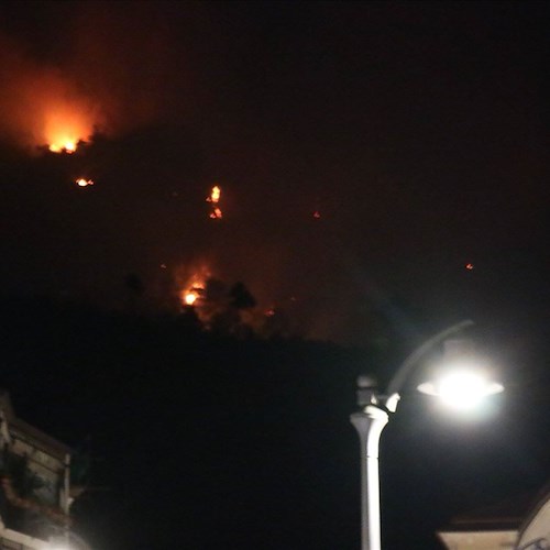Incendio a Maiori sulla collina antistante la frazione di San Pietro