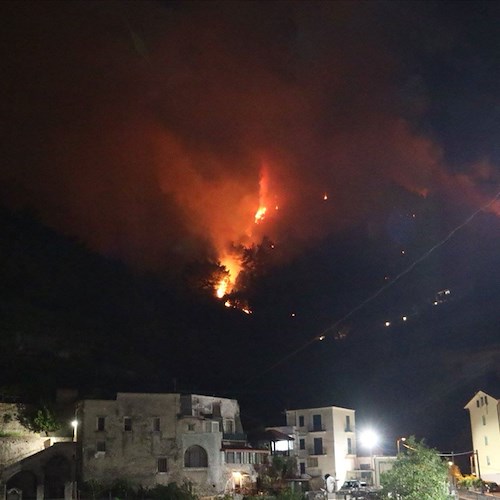 Incendio a Maiori sulla collina antistante la frazione di San Pietro