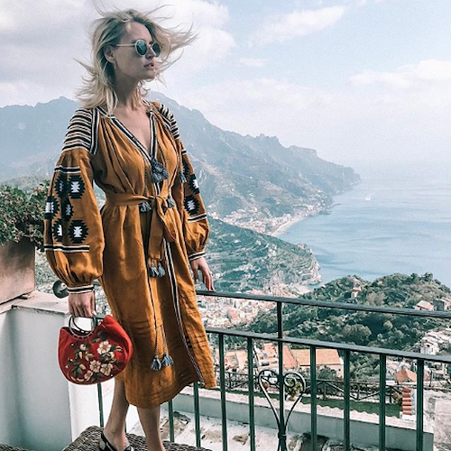India Weber in Costa d'Amalfi: la conduttrice e blogger francese in vacanza tra Amalfi e Ravello