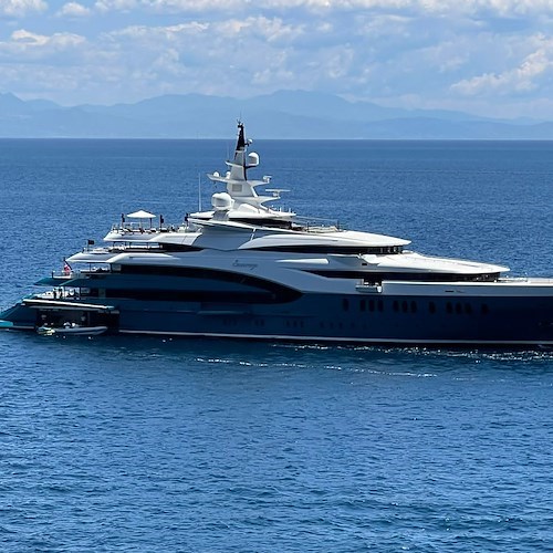 Invasione di yacht in Costa d'Amalfi: spicca su tutti "Sunrays", imbarcazione da 100 milioni di dollari / FOTO 
