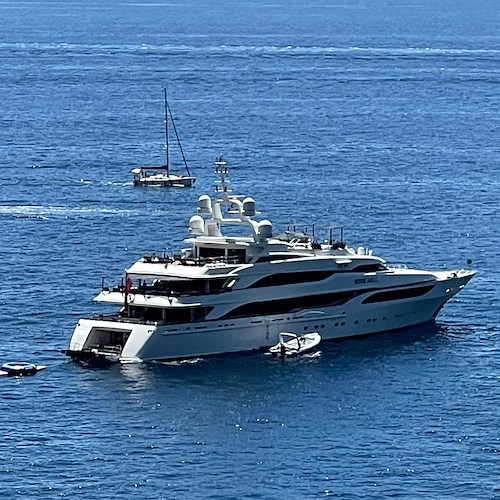 Invasione di yacht in Costa d'Amalfi: spicca su tutti "Sunrays", imbarcazione da 100 milioni di dollari / FOTO 