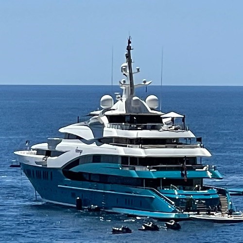 Invasione di yacht in Costa d'Amalfi: spicca su tutti "Sunrays", imbarcazione da 100 milioni di dollari / FOTO 