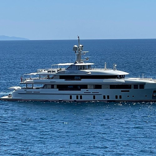 Invasione di yacht in Costa d'Amalfi: spicca su tutti "Sunrays", imbarcazione da 100 milioni di dollari / FOTO 