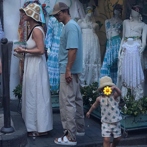 Katy Perry e Orlando Bloom in Costiera Amalfitana, per la coppia di star shopping a Positano 