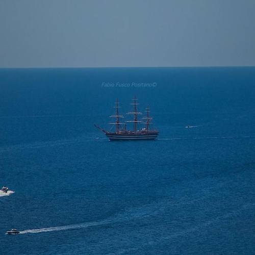 L'Amerigo Vespucci: l'orgoglio della Marina Militare al largo di Positano / FOTO